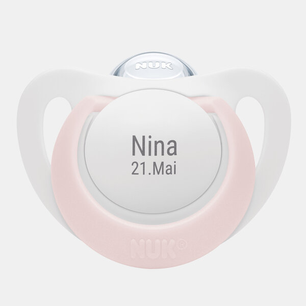 Der rosa NUK Schnuller STAR in Größe 1 für Babys von 0 bis 6 Monate hat den Namen Nina und das Datum 21. Mai eingraviert.
